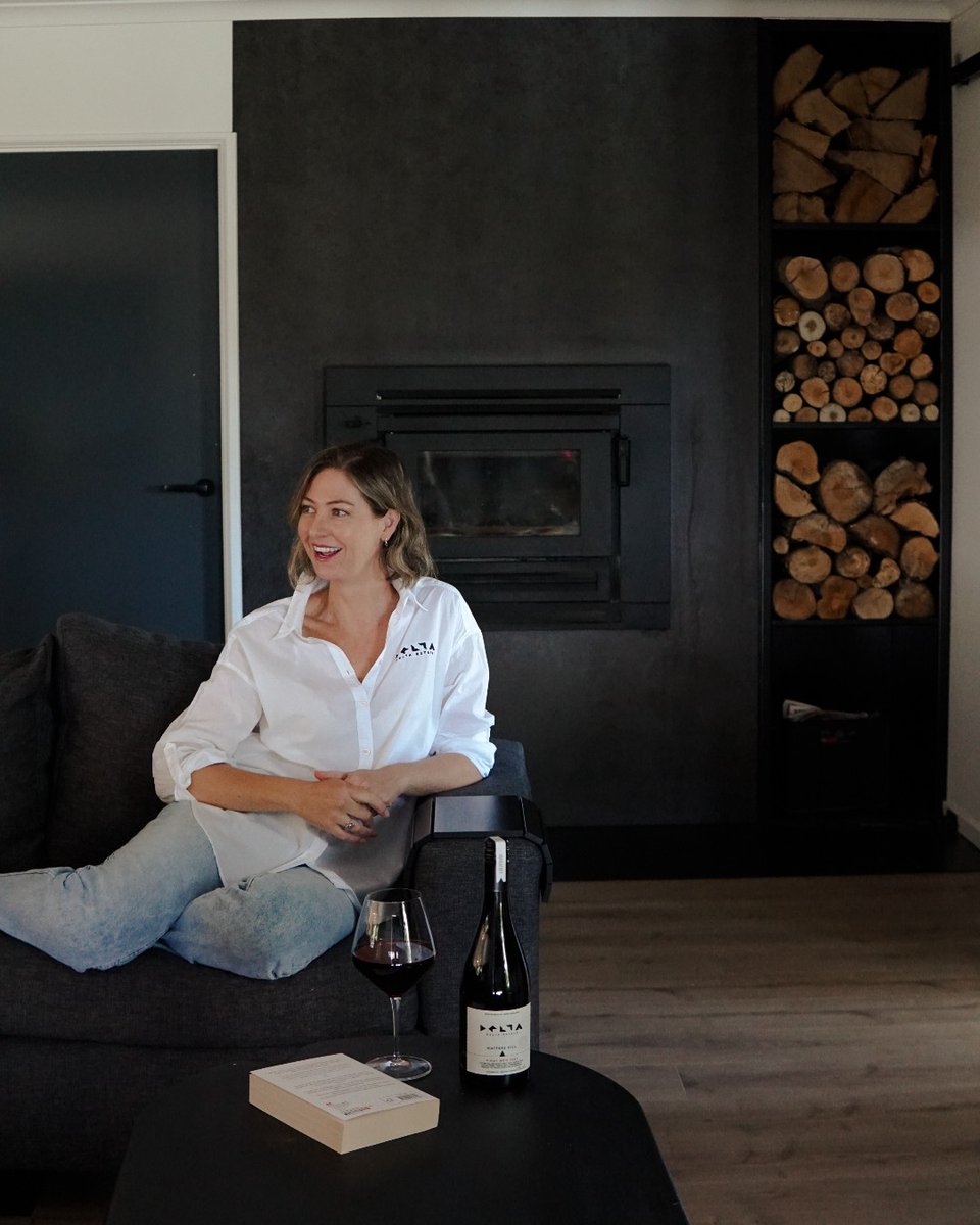 DeltaEstates's tweet image. Cozy nights indoors with a glass of red? Yes please! 🍷 🔥