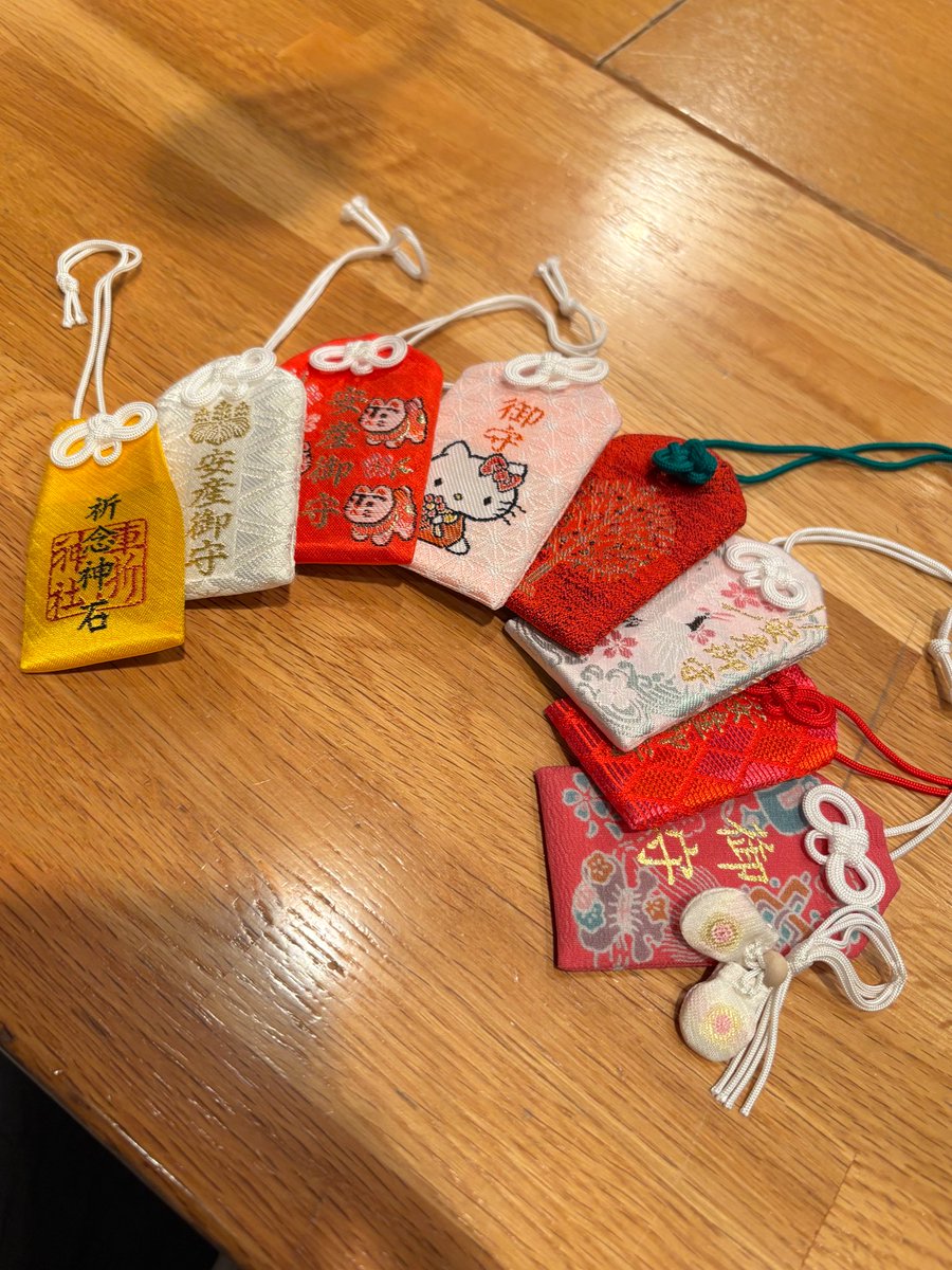 たくさんいただいた安産の御守りです。
皆さんからの愛の化身❤️
しかと受け取りました、ありがとうございます！！
頑張りますねー╰(*´︶`*)╯♡