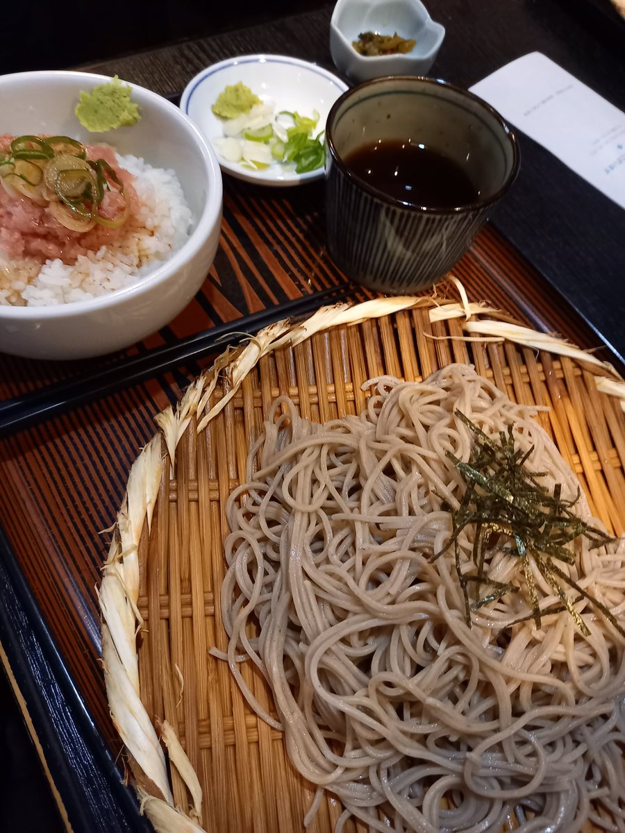 そば食うも
細く短き
社蓄かな
#俳句　#川柳
#ランチ