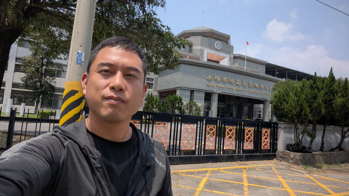 我一直沒有避諱談物質、談藥愛，有很大原因是因為我手上有一些(真的只有一些嗎？)陪伴的個案。
(用個案是因為不知道可以用什麼其他代稱)

我不希望我能 #然後且而且 該發聲的時候，我沒有。
我在意的人在某個當下覺得孤單、覺得世界沒有回應他，而我也沒有任何至少是發聲的作為時。
這是我絕對不允許