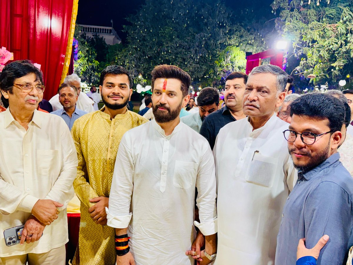 akhileshPdsingh's tweet image. कल शाम वाराणसी में लोजपा के राष्ट्रीय उपाध्यक्ष और मनीशंकर पांडेय जी की सुपुत्री की शादी समारोह में शामिल हुआ और परिवारजनों को शुभकामनाएं प्रेषित किया!