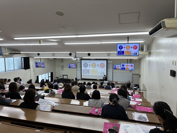 受験生、保護者の皆様、ごきげんよう。中学説明会を開催いたしました。ご参加いただいた皆様、ありがとうございました！

家政学院定番の体験イベントです。理科は、おしゃれスライム☆某カフェのフラペチーノ風（ほぼ言ってる笑）に仕上げました。家庭科は…（続きは→kasei-gakuin.ed.jp/news/100000239…）