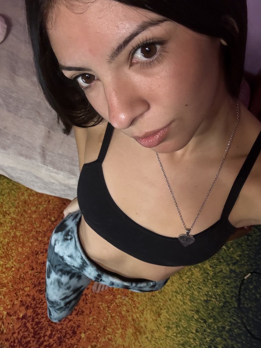 MillerJoannaa's tweet photo. @EmmaGabres wanna take it off? https://t.co/9aVQGRoksw