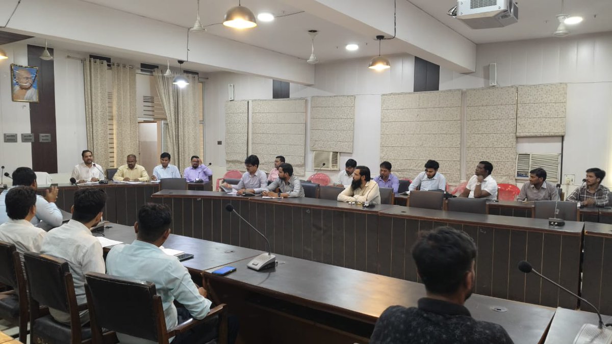 दिनांक 30.04.25 को विकास भवन के स्वर्णं जयंती सभागार में जिला कौशल समिति की बैठक हुई। जिले में कौशल विकास गतिविधियों में सुधार हेतु संबंधित अधिकारियों को प्रशिक्षण की गुणवत्ता एवं रोजगार के अवसर बढ़ाने और उद्योग की मांग अनुसार कौशल विकसित करने के निर्देश दिये गये। #barabanki #UP