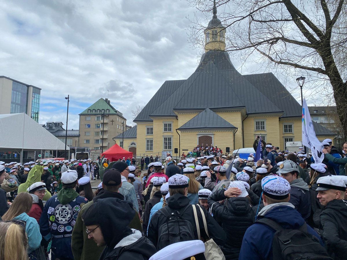 taija_myyra's tweet photo. Vappu on täällä taas ja puolilta päivin lakitettiin kurkipatsas! #lappeenranta #ltky https://t.co/mmuZWT2x8J