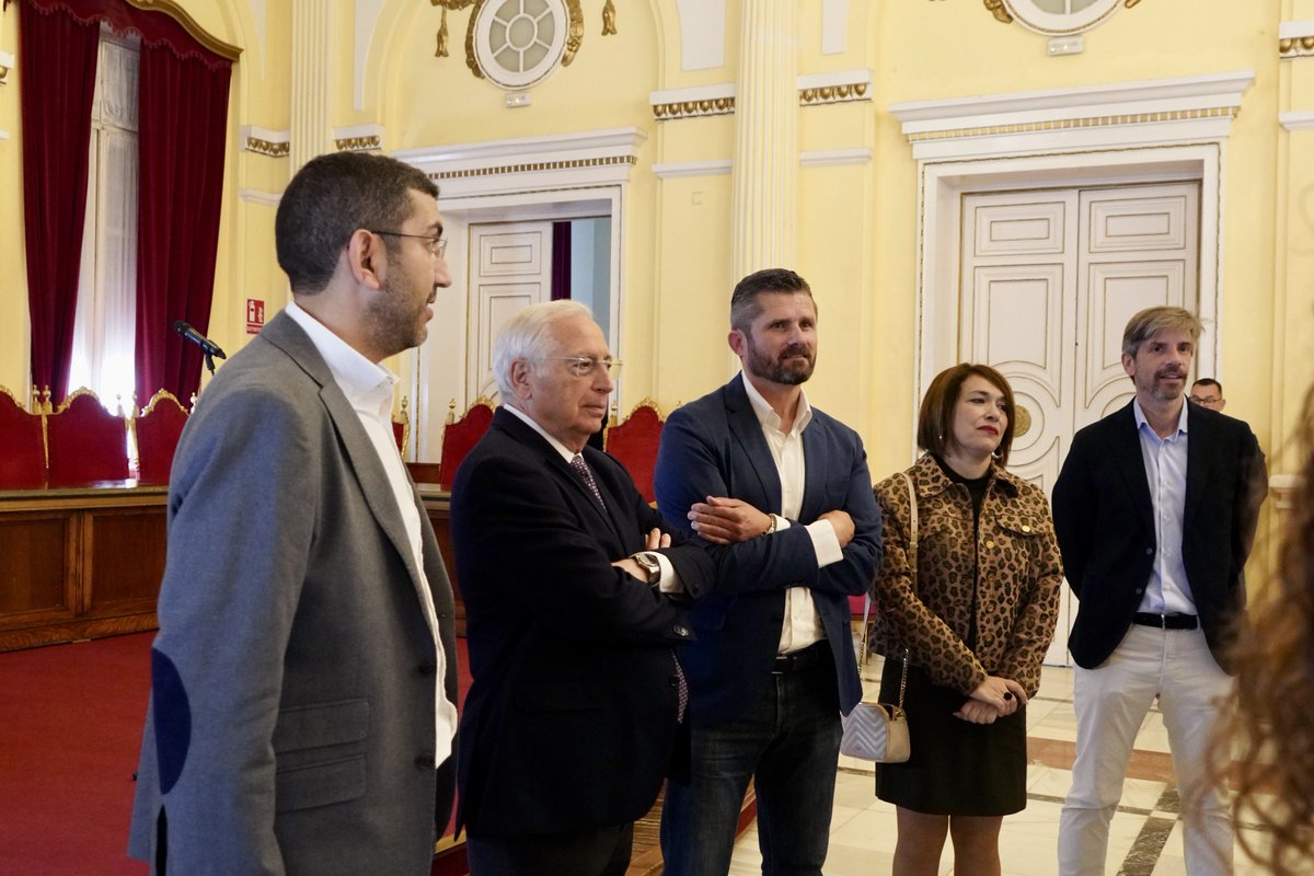 El presidente de la Ciudad <a href="/imbrodamelilla/">Juan José Imbroda</a>, acompañado por el consejero de Deportes <a href="/MigueFerBon/">Miguel Ángel Fernández Bonnemaisón</a>, ha recibido en el salón dorado al equipo femenino del @CVMELILLAFEM que el sábado ascendió a la máxima categoría.