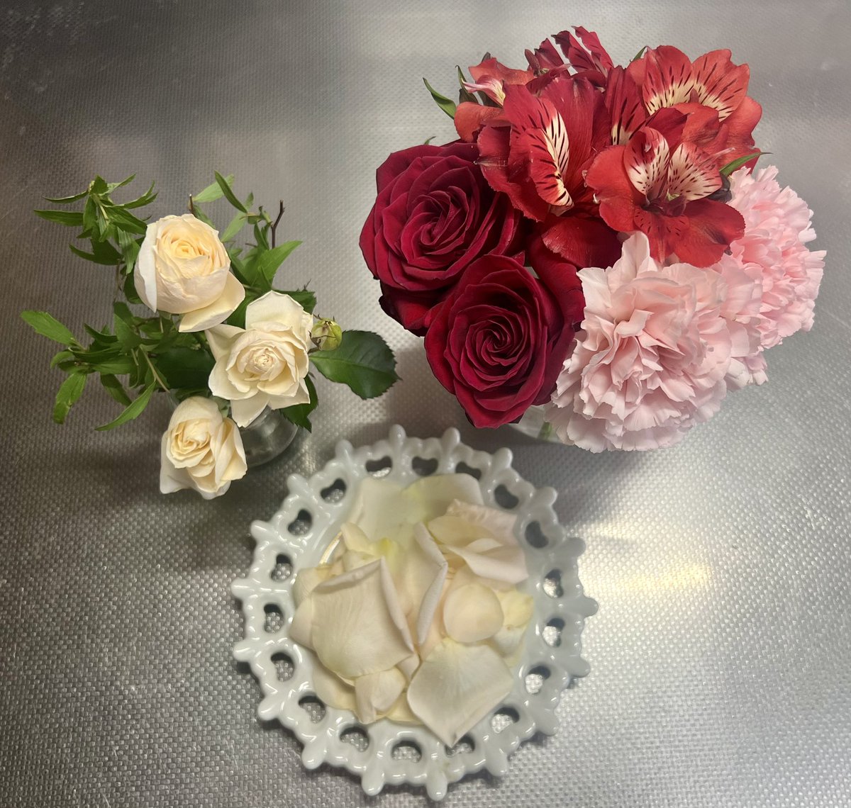 RMW1ZCBDan5vIZc's tweet photo. 4月お疲れ様でした🌸

小手毬と薔薇の花びらが散ってきたので生けなおしました

#切り花 https://t.co/tD2ork470e