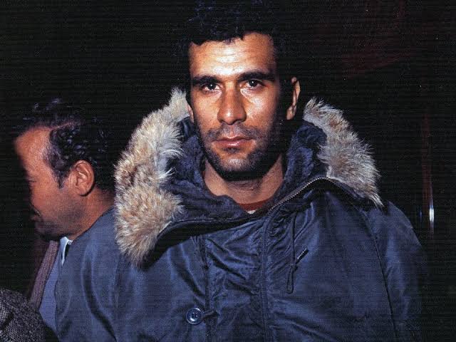 Özgür Özel'in fikir babası terörist Deniz Gezmiş'in işlediği suçlar:

🟡Polise kurşun sıkma
🟡Banka soygunu
🟡Devlete başkaldırma
🟡Anayasal düzeni yıkmaya teşebbüs
🟡 Silahlı terör örgütü kurma ve elebaşılığını yapma