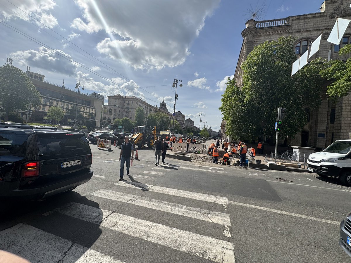 AndriiKulibaba's tweet image. Вгадайте, що відбувається на цих фото.
Підказка, все це на Хрещатику.