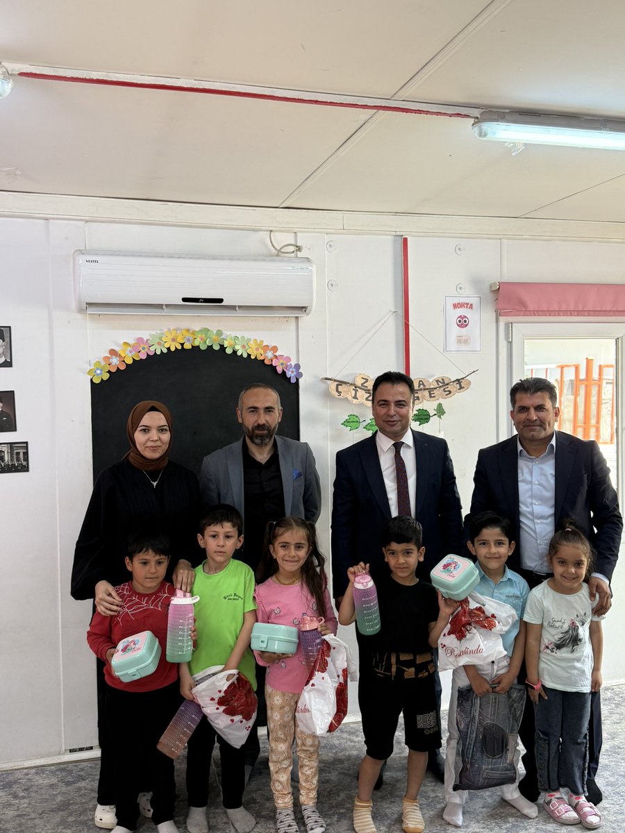 Selahaddin47m47's tweet photo. Midyat Esnaf ve Sanatkarlar Odası Başkanı Mehmet Selim YILDIZ tüm anasınıfı öğrencilerimize Suluk ve Besleme Kabı hediye etti.  İlgilerinden desteklerinden dolayı Esnaf ve Sanatkarlar Odası Başkanı Mehmet Selim YILDIZ‘a teşekkür ederiz.

@abdurrahimdmr47 @abdubakitek @makdag47 https://t.co/JuXq9Qcb4e