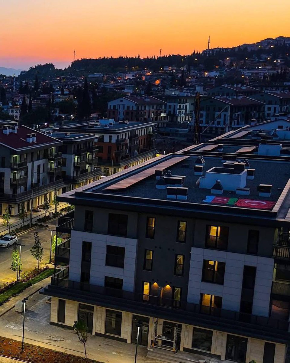 📍#Kahramanmaraş / Azerbaycan Mahallesi

6 Şubat depremlerinin ardından kardeş ülke Azerbaycan’ın desteğiyle inşa edilen:

🏠 1323 Konut,
🏢 1318 İşyeri ve
🏬 464 Ofisten oluşan projenin inşası tamamlandı.

Bu mahalle sadece binalardan değil, kardeşlikten, dayanışmadan ve umuttan