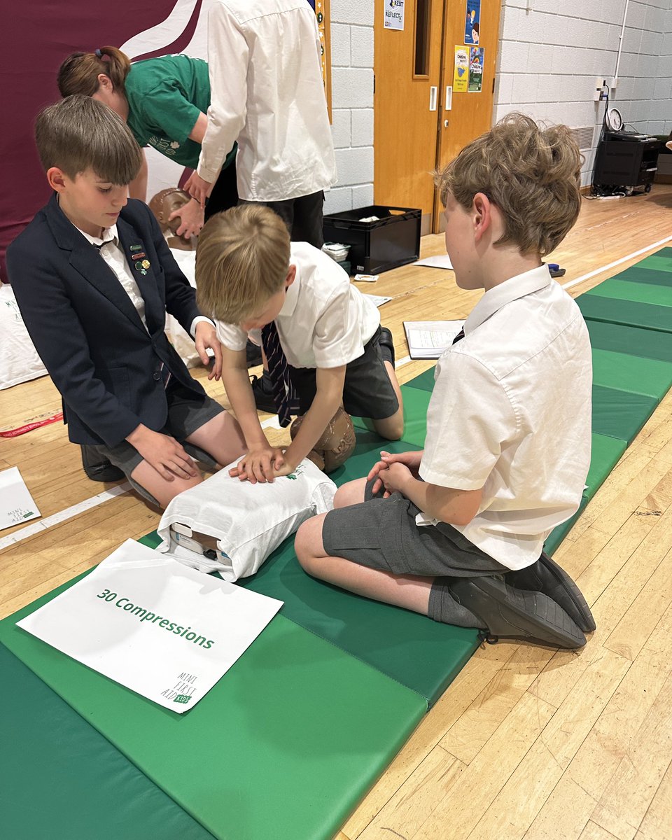 KESBathJunior's tweet image. With the support of @minifirstaiduk Year 5 learnt valuable first-aid skills yesterday, including how to perform CPR, placing someone in the recovery position and how to manage choking.