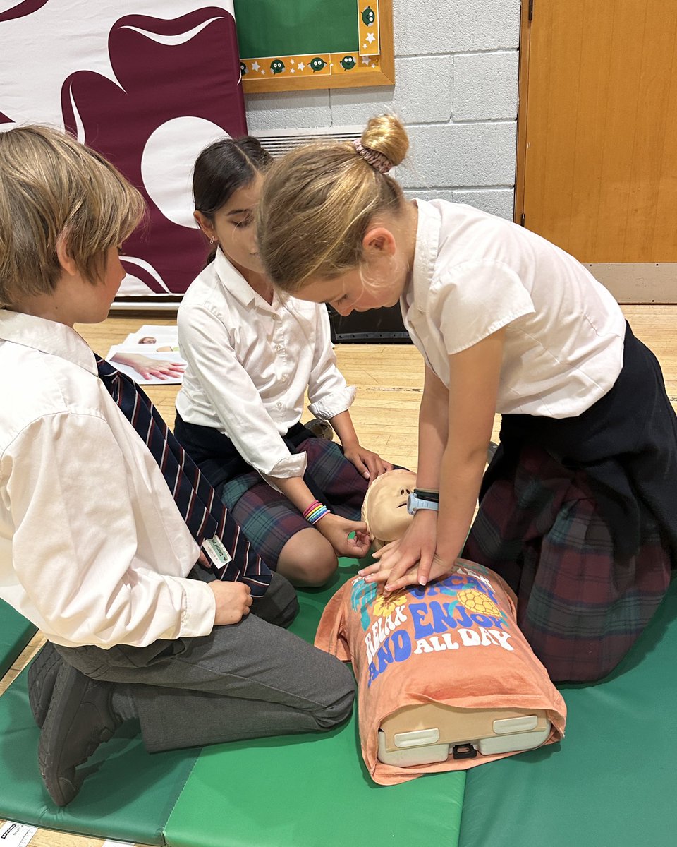 KESBathJunior's tweet image. With the support of @minifirstaiduk Year 5 learnt valuable first-aid skills yesterday, including how to perform CPR, placing someone in the recovery position and how to manage choking.
