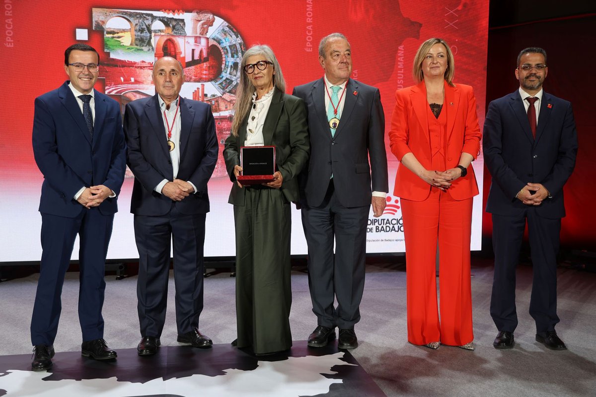 CREEX (@inforcreex) on Twitter photo Compartir #Medalla de Oro 🏅de la provincia de #Badajoz con personas tan ilustres y destacadas como <a href="/CarolinaYusteCF/">Info Carolina Yuste</a>, #RicardoLeal y #JavierdelPueyo, todo un honor para #CREEX
<a href="/DipdeBadajoz/">Diputación de Badajoz</a> #redcreex Compartir #Medalla de Oro 🏅de la provincia de #Badajoz con personas tan ilustres y destacadas como <a href="/CarolinaYusteCF/">Info Carolina Yuste</a>, #RicardoLeal y #JavierdelPueyo, todo un honor para #CREEX
<a href="/DipdeBadajoz/">Diputación de Badajoz</a> #redcreex