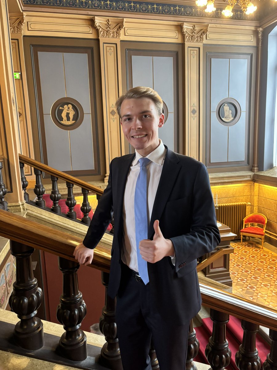 Terveisiä pormestariohjelmaneuvotteluista. On hienoa saada omalta ryhmältä luottamus edustaa Kokoomusta kaupunkiympäristön teemapöydässä, jossa käsittelyssä mm. kaavoitus, liikenne ja turvallisuus. Suurin kiitos äänestäjilleni, on hienoa päästä puurtamaan puolestanne.