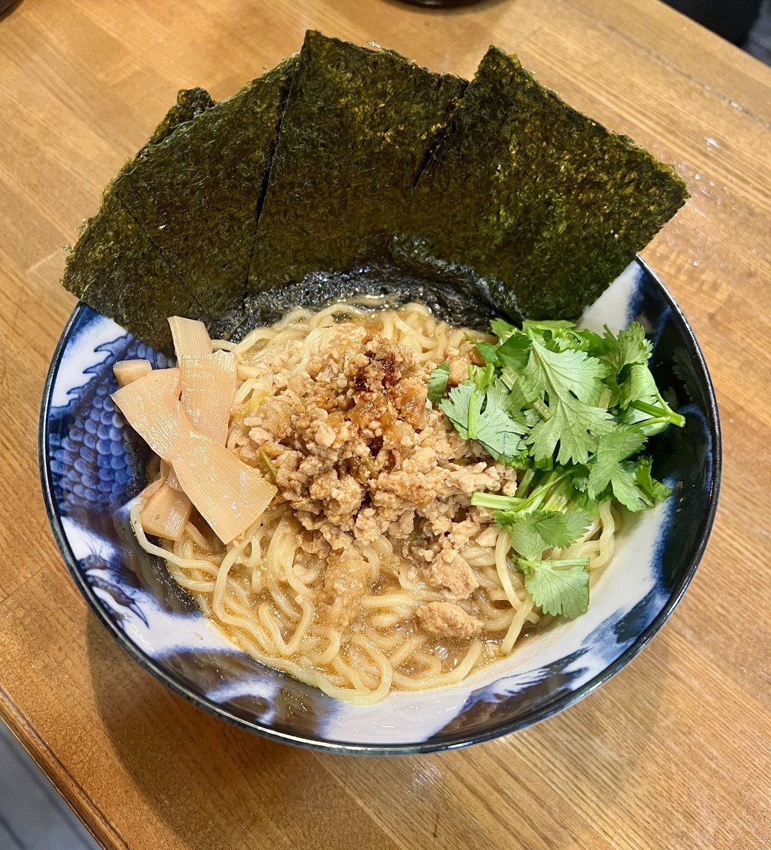 ラーメン魂🍜爆発💥

ラーメンの魂、ここにあり！
武蔵家仕込みの技で、おでんやが本気の担々麺を作りました⭐️
ガツンと旨辛、肉味噌のコクにスパイスの刺激、香り高いパクチーと海苔がアクセント！

他では味わえない“クセになる渾身の一杯”をぜひ✨
ラーメン新メニュー #武蔵家出身 
#中野グルメ