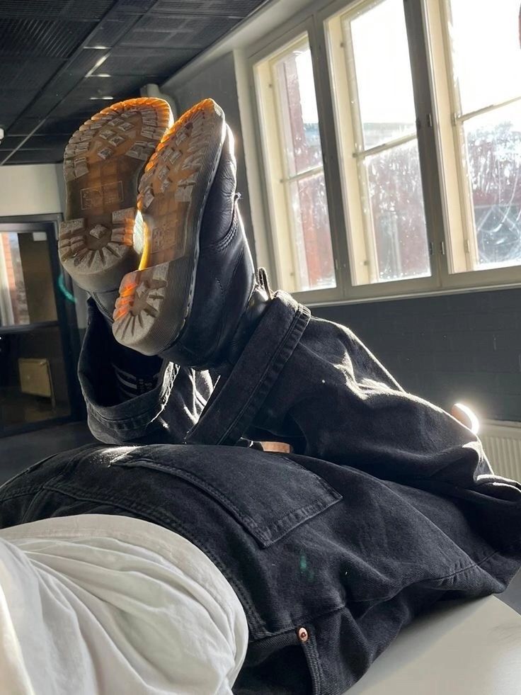 купил красивые цветы, весь день думаю о том, как их дарить буду