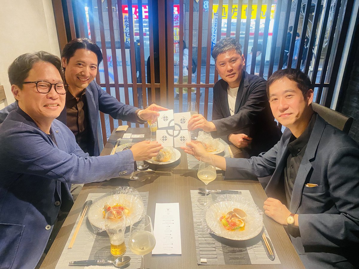 tsudatakeru's tweet photo. 【The 4th、1年経過&
イメチェンパーマかけました🧑‍🦱】

The 4th第19回目。
※説明は最下部

The 4th を立ち上げてから、早いもので丸1年。
探り探りのスタートでしたが、おかげさまでこれまでに50名を超える皆さんにご参加いただきました。心から感謝です✨

今回も、各分野で活躍されている個性豊かな3名をお迎えしての開催。会話は尽きることなく、時間を忘れるひとときとなりました(^_^)

石部さん、
一般社団法人日本アスリートウォーキング協会代表。
「健康経営」を掲げ、正しい歩き方の指導やウォーキングシューズの開発を行う一方、モデルとしても活躍されている“超イケオジ”✨
NHK大河「どうする家康」や「半沢直樹」など数々の話題作にも出演経験があり、実は「社長の鞄持ち」のモデルも務めていただいています(^_^)
20年の工場勤務を経て独立し、今では健康・美・教育を融合させたユニークな経営で注目を集める素敵な社長です！

鎌田さん、
PMFアソシエイツ社長。
上場企業での経験を経て独立。泥臭い現場にも徹底して向き合う“伴走型コンサル”として、経営者からの信頼は厚いです💪
「鎌田さんがいれば実現できる」と言わしめる実行力は、単なるアドバイスにとどまらず、自らも資本投資をして実務を動かしているからこそ。
“外野から口だけ出すコンサル”にはならない、その覚悟と実行力にいつも学ばせてもらっている、大変素晴らしい存在✨
公私ともに仲良くさせていただいている社長です(^_^)

小川さん、
コラボス取締役。
コールセンター向けの効率化・分析ツールを展開する上場企業の経営陣。
コスト削減から顧客の感情解析まで、多角的なアプローチで業界をリード。AIによる音声分析など、最先端技術を用いたサービス開発に取り組んでおられます。
プライベートでも仲良くさせていただいている、知性と人間味が同居する素晴らしい経営者です✨

今回も、少しは時空が歪んだかな笑

【The 4th】
・自分を含めた4人の経営者・ビジネスマンが交流する少人数制食事会。月1回開催。
・メンバーは、僕の独断と偏見で直観的にチョイス😆
・コンセプトは【時空が歪むくらいの出会いを】。
・僕以外の3名の「利益と人生の豊かさ」を最大限に追求し、僕は徳積みに徹する（The 4th＝僕自身が4番目の意）