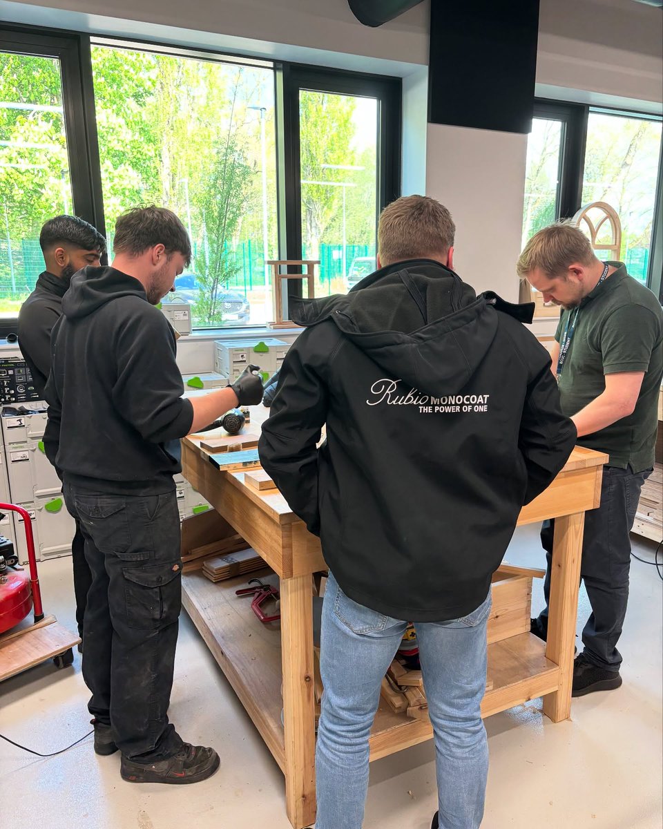 Teaching and (hopefully) inspiring! ✨

We had a great day at Burnley College teaching the students all about our products! 

#rubiomonocoat