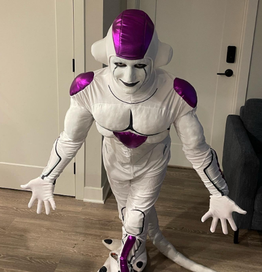 forget 1 gorilla vs 100 guys, let's put 1 frieza vs 100 saiyans