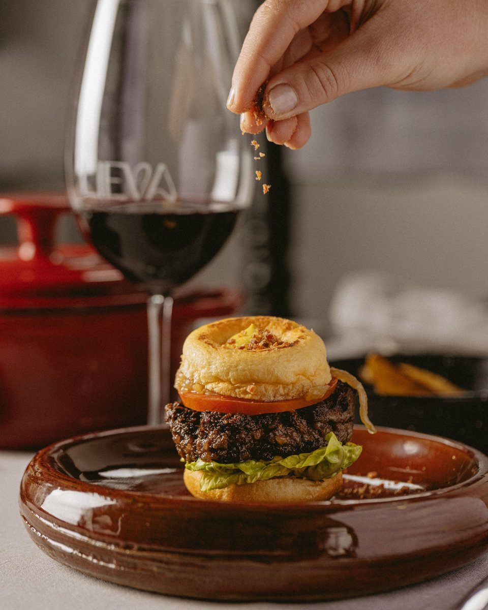 🍔Y de entrantes calientes, nuestra 𝐛𝐮𝐫𝐠𝐞𝐫 𝐋𝐢𝐞𝐯𝐚. Sabor intenso, receta de la casa y productos de nuestra sierra.

Reserva tu mesa llamando al 𝟲𝟳𝟵 𝟭𝟰𝟮 𝟵𝟴𝟱 y en 𝗹𝗶𝗲𝘃𝗮.𝗲𝘀
