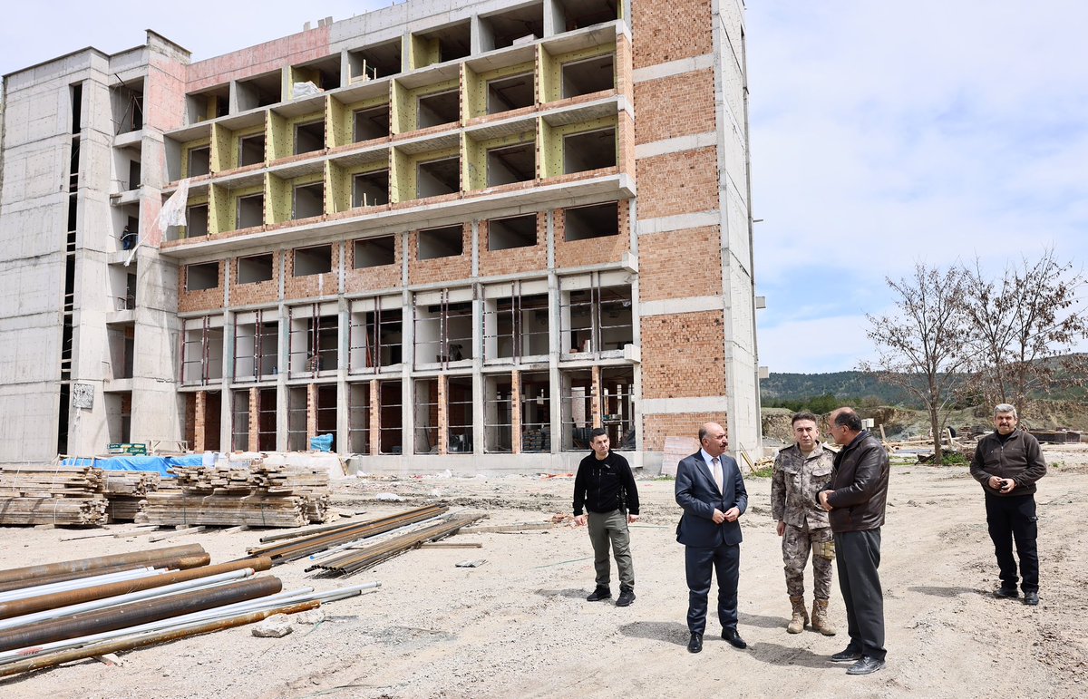 Valimiz Sayın Ali ÇALGAN, Çevik Kuvvet Şube Müdürlüğü ve Bölge Trafik Denetleme Şube Müdürlüğü’nü ziyaret etti.

Emniyet mensuplarımızla bir araya gelen Sayın Valimiz, yetkililerden yürütülen çalışmalar hakkında detaylı bilgi aldı ve Çorum'un huzuru için gece gündüz demeden