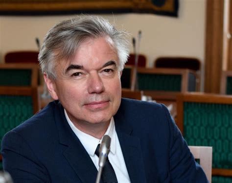 Enfin ! Le Sénateur de Bourgogne, Alain Houpert, monte au créneau pour soutenir les militaires opposés à la guerre de Macron !

« Aux 20 000 signataires de la résolution citoyenne, aux 68 premiers d’entre vous, anciens militaires de tous rangs et grades et civils, qui avez porté