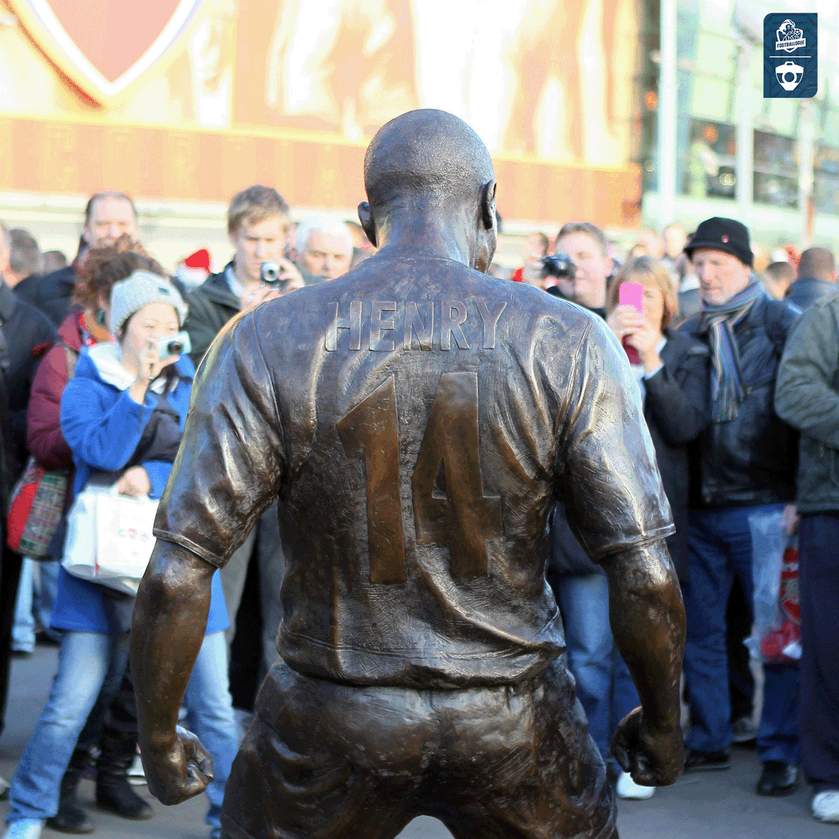 Footballogue's tweet photo. Quelle personnalité de ton club de coeur (joueur / entraîneur / président...) mériterait une statue devant le stade ? 🤔 https://t.co/eKZngt23l6