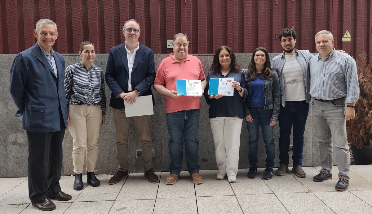 jaimebretonbesn's tweet photo. Hemos entregado los diplomas de la formación sobre tecnología cloud a alumnos del Ies polígono sur y Domínguez Ortiz con la colaboración de Amazon y fundación Altius en ⁦@poligono_sur⁩ https://t.co/hW5UZa6uBh
