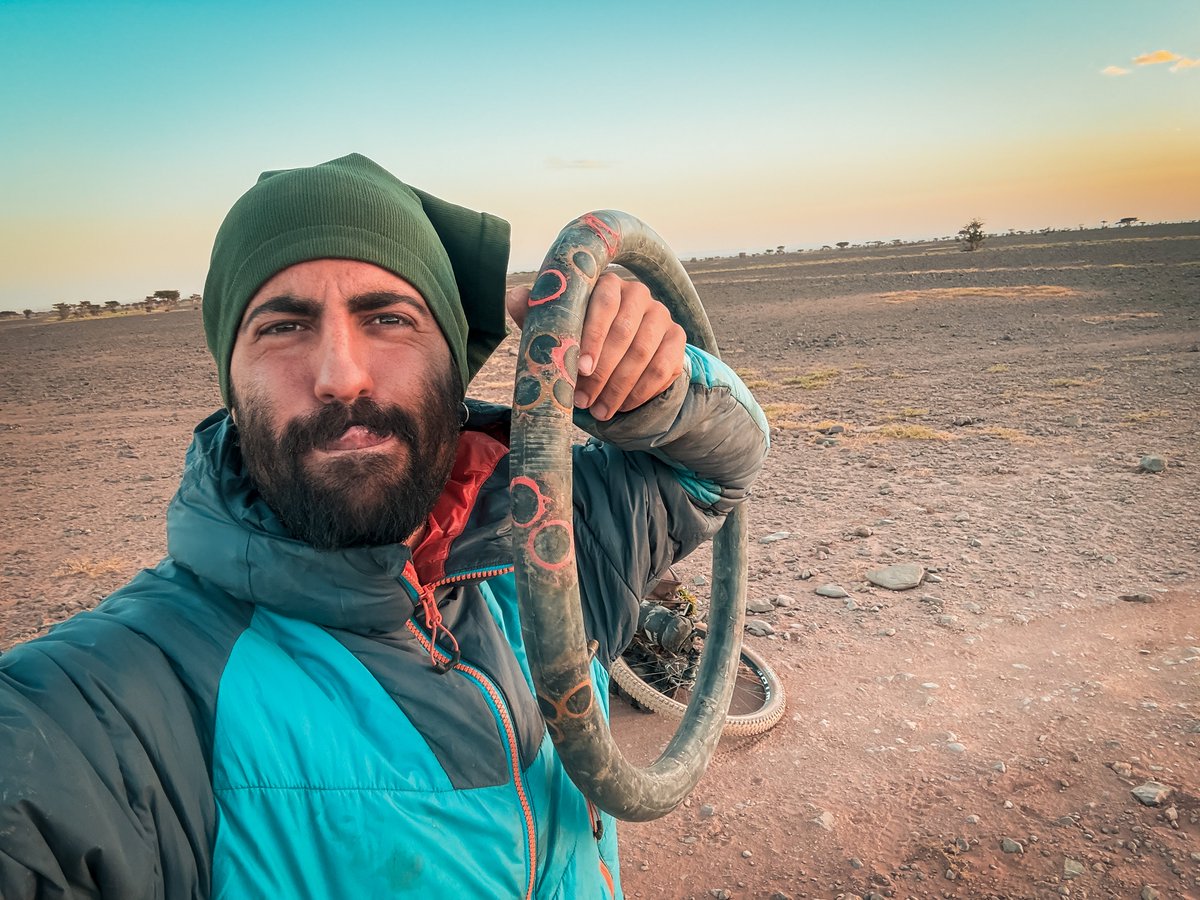 🚐 De convertir una ambulancia en casa rodante a cruzar el desierto marroquí en bici con su gata y su perro.

Así viaja Fito, que lo dejó todo para vivir según sus propias reglas.

📅 Nos lo contará MAÑANA en las #iatiJGV de Madrid. ¡te esperamos!

+ info: jornadasgrandesviajes.es/actividades/tr…