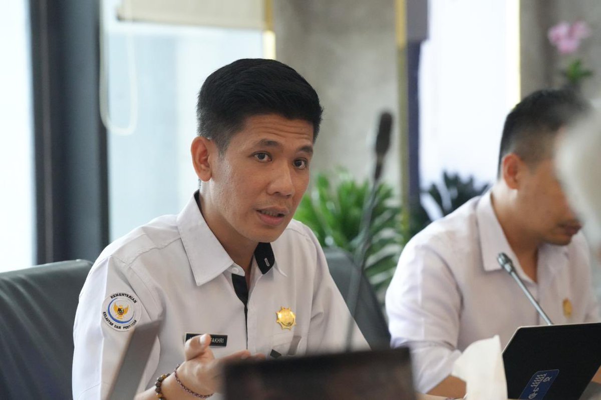 #SahabatBahari Ditjen Perikanan Tangkap yang diwakili oleh Katimja Humas dan Kerja Sama, Hasan El Fakhri menerima audiensi dari Asian Infrastructure Investment Bank (AIIB). (30/4)

Tujuan dari audiensi ini yaitu menjajaki potensi kerja sama pembangunan pelabuhan perikanan dan