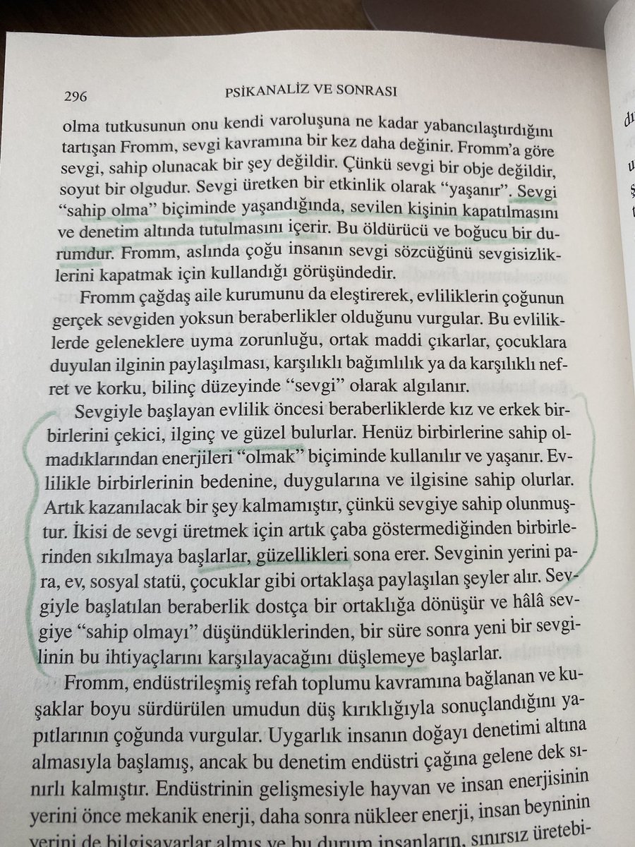 ozc_nn's tweet photo. “Sevgi, ‘sahip olma’ biçiminde yaşandığında, sevilen kişinin kapatılmasını ve denetim altında tutulmasını içerir. Bu öldürücü ve boğucu bir durumdur” https://t.co/FPz9GULF80
