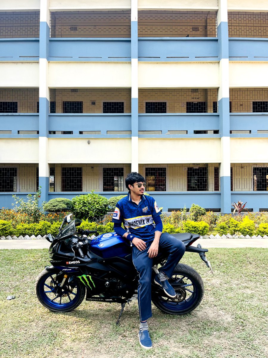 AvoidNeon's tweet photo. blue bee 💙💙💙💙 https://t.co/aAE28aLIni