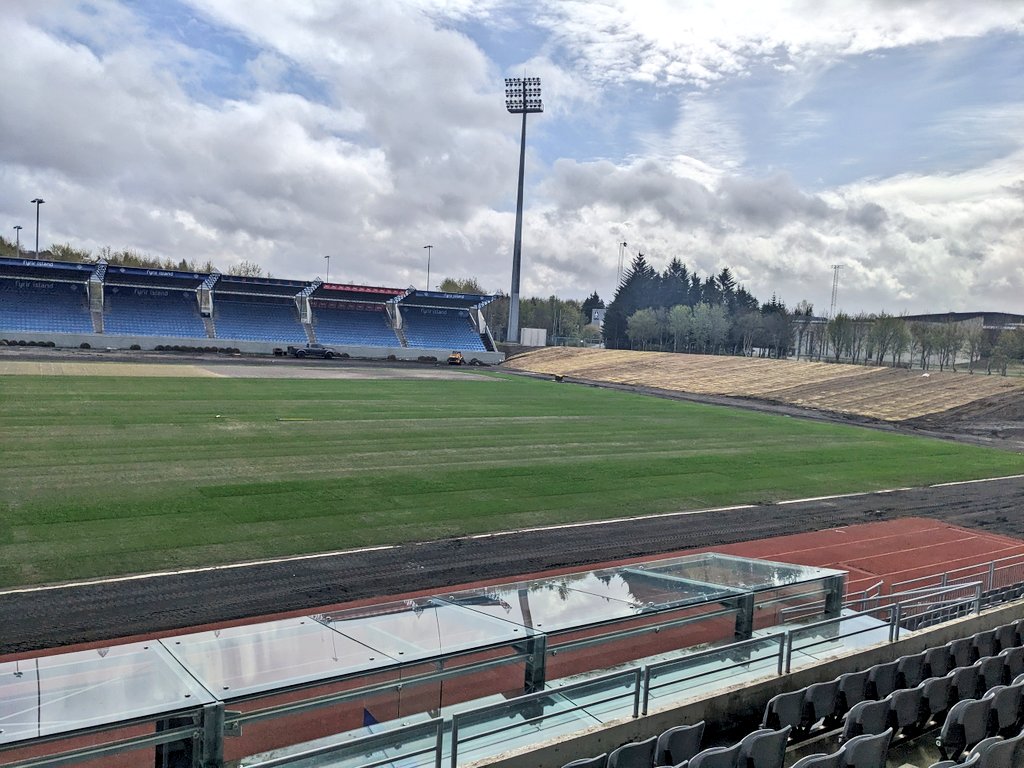 Loksins kominn grænn litur á Laugardalsvöll #fotboltinet