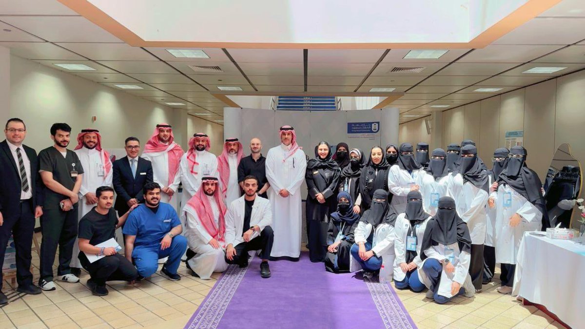 بتشريف من نائب رئيس الجامعة للدراسات العليا والبحث العلمي أ.د يزيد آل الشيخ، وبرعاية سعادة عميد الكلية د. مي الراشد.. 

أقام قسم صحة الفم والأسنان ورشه عمل لآخر تقنيات تصميم الابتسامة الجمالية والتي ألقاها الخبير الايطالي سيرجيو بوليسي