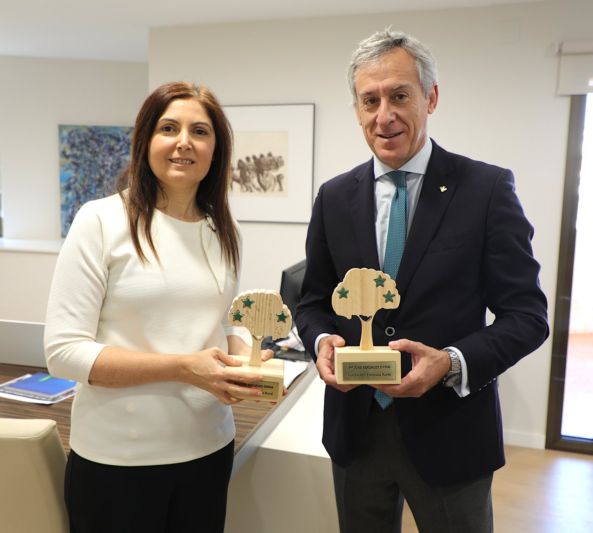 Fundación Eurocaja Rural (@fundacionecr) on Twitter photo Hemos entregado dos Ayudas Sociales al <a href="/Ajunt_Paiporta/">Ajuntament Paiporta</a> para la reconstrucción y recuperación tras la DANA.
1️⃣ Destinada a la formación en rehabilitación de infraestructuras y espacios urbanos para personas desempleadas
2️⃣ Destinada a suministrar equipamiento seguro de Hemos entregado dos Ayudas Sociales al <a href="/Ajunt_Paiporta/">Ajuntament Paiporta</a> para la reconstrucción y recuperación tras la DANA.
1️⃣ Destinada a la formación en rehabilitación de infraestructuras y espacios urbanos para personas desempleadas
2️⃣ Destinada a suministrar equipamiento seguro de