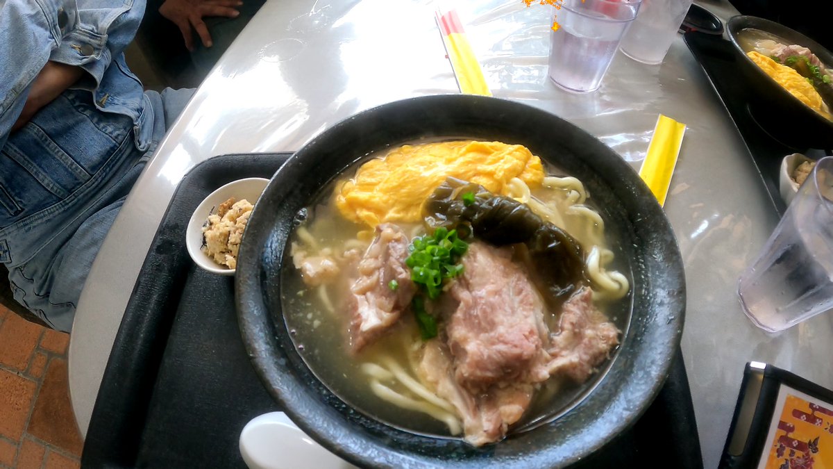 teamkai2000's tweet photo. 沖縄ツーリングの帰り道
ランチはもちろん
沖縄そば
嘉海食堂（よしみしょくどう）に行ってきました
塩軟骨とフワフワ卵が美味しくて
釣り好きだけにタマンない！
動画はこちら
⬇　⬇　⬇
https://t.co/0fDyFhZxaj
＃沖縄そば
＃ツーリング
＃旧車バイク
＃沖縄スタイルおやじの日常 https://t.co/99RNYYDmoR