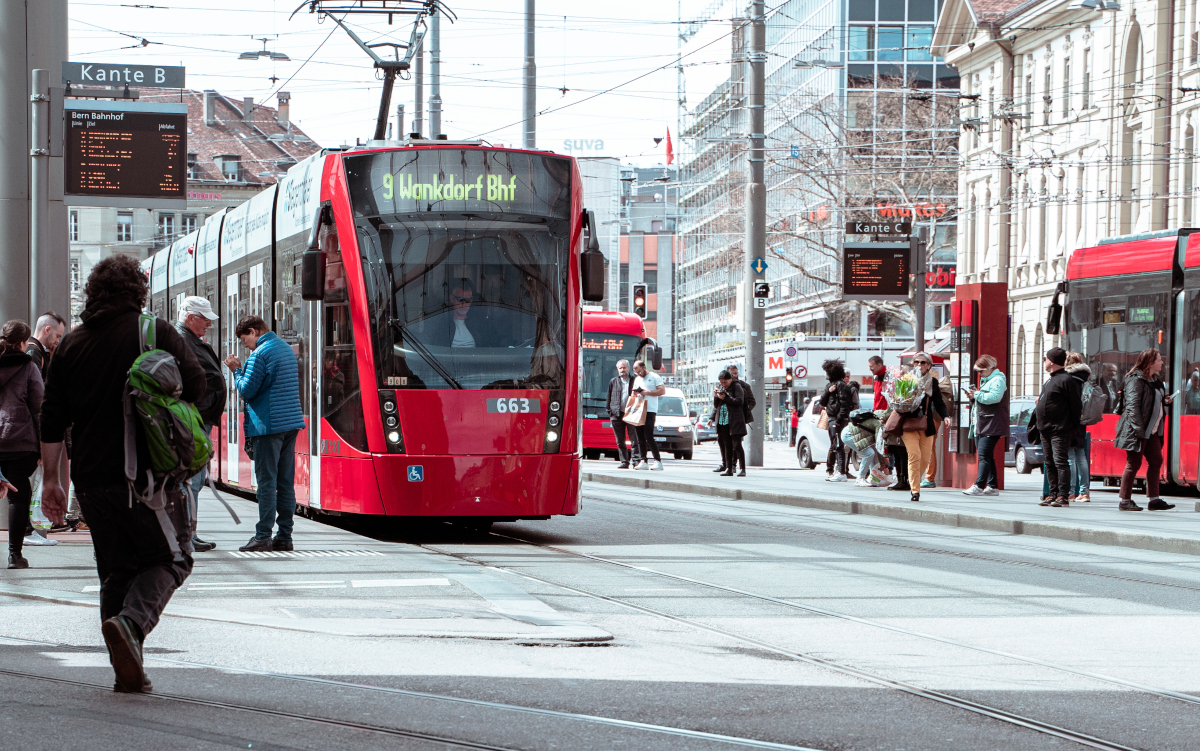 Bei der Planung einer zweiten Tramachse durch die Berner Innenstadt hat sich die Behördendelegation für eine Etappierung entschieden. Prioritär wird die Linienführung gegen Westen via Laupenstrasse–Belpstrasse weiterentwickelt: tinyurl.com/2xx422n4