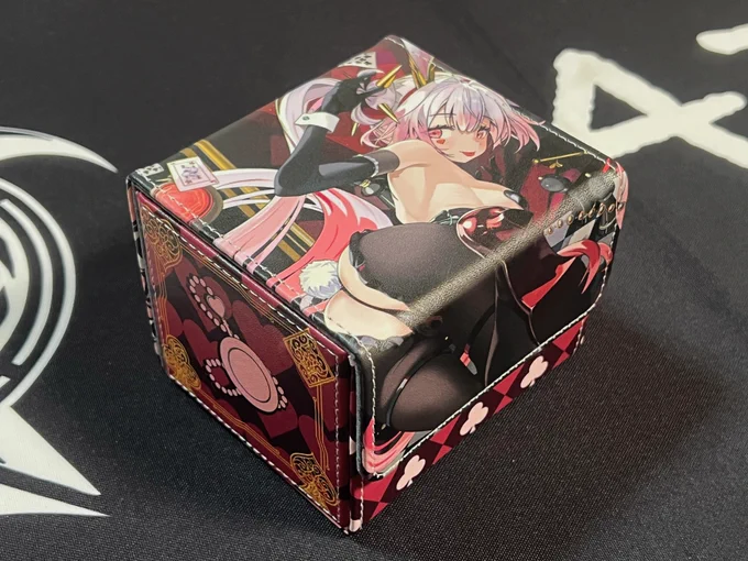 【COMIC1☆26/エアコミ1 フォロー&amp;RTキャンペーン⑩】コミ1で頒布予定の 合皮製マグネット繋ぐデッキケース 3個セットを抽選で1名様にプレゼント!左右両側には、それぞれ磁石が内蔵しており、同製品が隣り合わせでくっつきます。参加方法はフォロー&amp;このツイートをRT! 