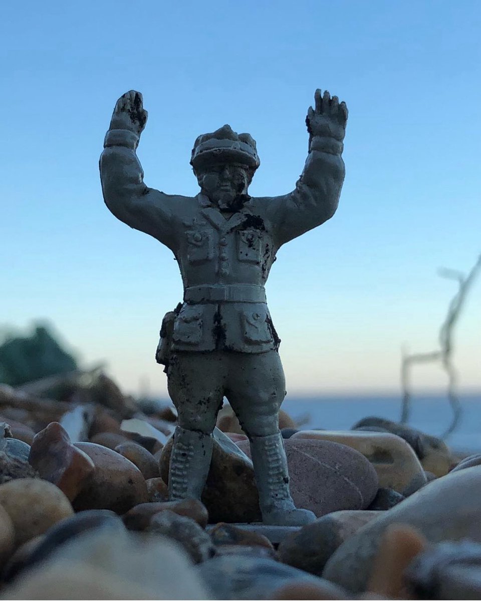 Surrender in the fight against #singleuseplastic and litter? Who me? NEVER! 💚🗑♻️ It’s surprising how often I find plastic soldiers during a #beachclean. #rubbishwalks #2minutebeachclean #bemorewomble