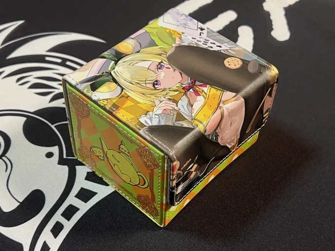【COMIC1☆26/エアコミ1 フォロー&amp;RTキャンペーン⑩】コミ1で頒布予定の 合皮製マグネット繋ぐデッキケース 3個セットを抽選で1名様にプレゼント!左右両側には、それぞれ磁石が内蔵しており、同製品が隣り合わせでくっつきます。参加方法はフォロー&amp;このツイートをRT! 