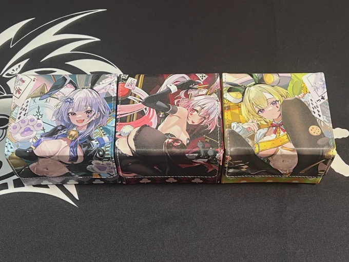 【COMIC1☆26/エアコミ1 フォロー&amp;RTキャンペーン⑩】コミ1で頒布予定の 合皮製マグネット繋ぐデッキケース 3個セットを抽選で1名様にプレゼント!左右両側には、それぞれ磁石が内蔵しており、同製品が隣り合わせでくっつきます。参加方法はフォロー&amp;このツイートをRT! 