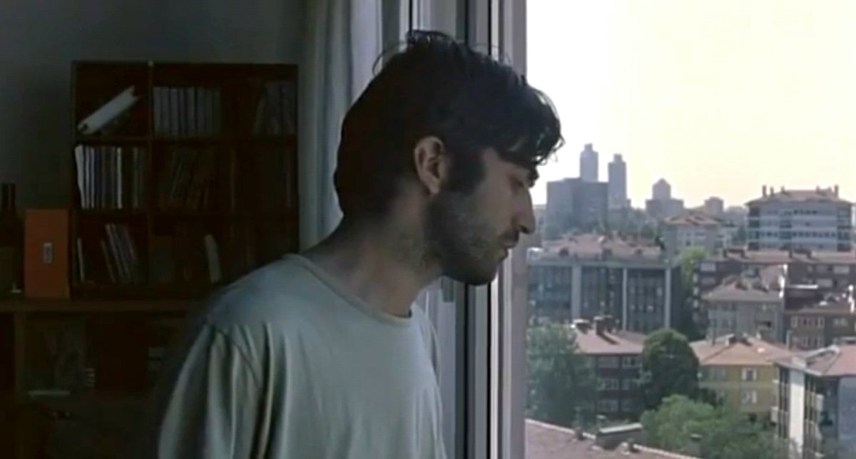 Hayata genç yaşta veda eden Seyfi Teoman'ın kısa filmi, bir apartmanda yalnızca dairelerin değil farklı dünyaların da ister istemez tek çatı altında toplandığını gösteriyor.
#Apartman #SeyfiTeoman #EminAlper #BaharKerimoğlu #YiğitÖzşener #kısafilm #shortfilms