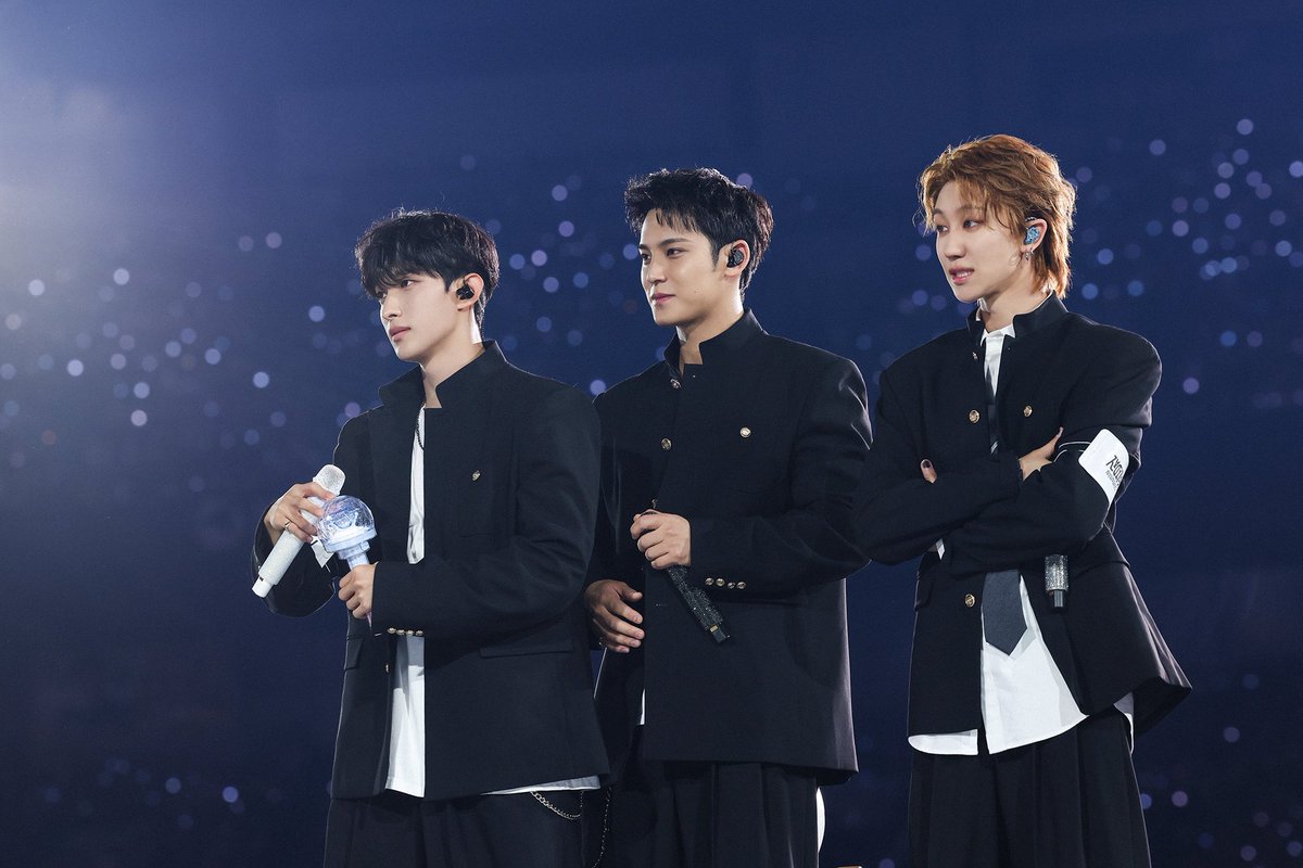 야구부그녀석
에이스인지유망주인지 어디나가서 상도따오고했다는데
반에서는 한마디도없고 수업때마다 엎드려잠
깨어있을때 뭐하나 슬쩍보면 책상에 낙서하고있음
점심시간되면 얘 친구들이 와서 데리고감