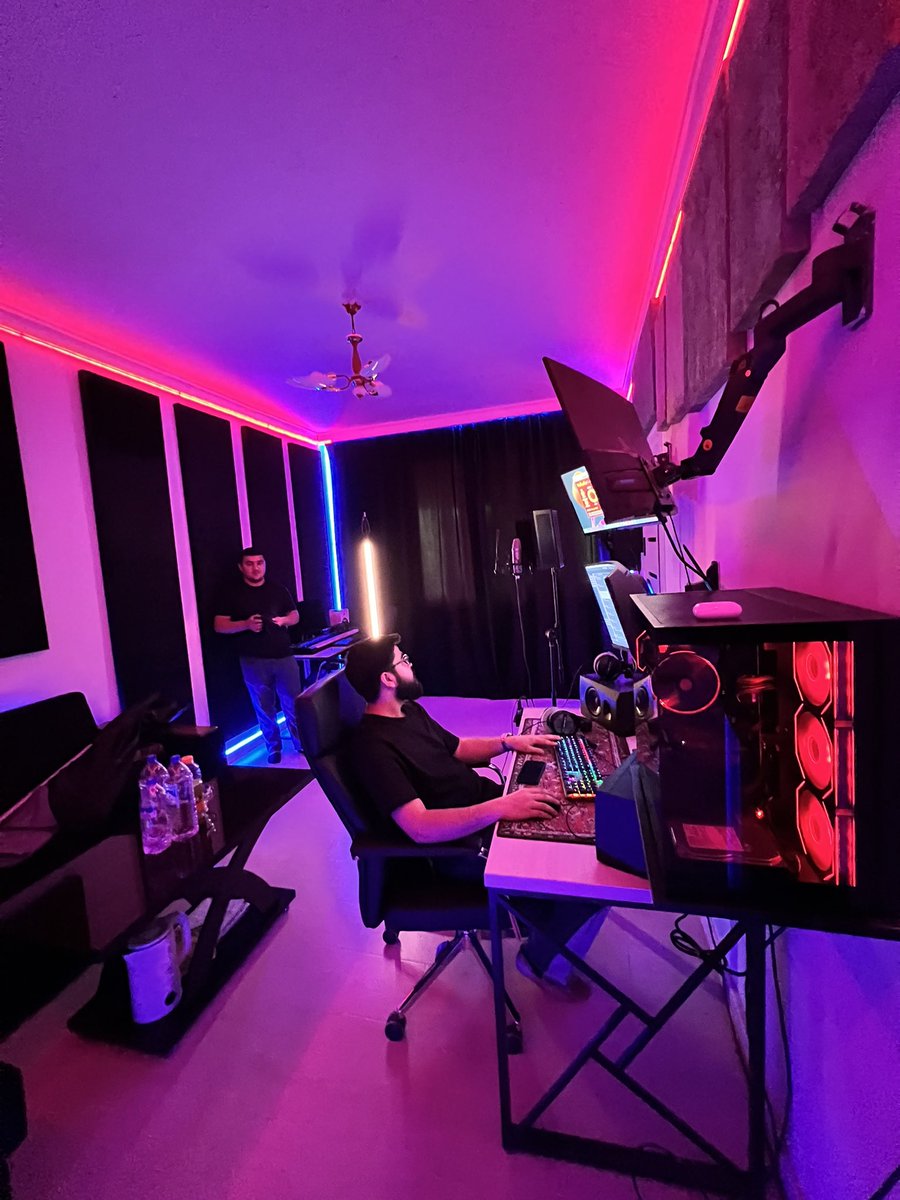 Andijondan qaytishimiz bilan ishga sho‘ng‘idik. Bugungi syomka jarayonini birinchi manzili. PQ-62 ijrosi

#Tashkent #PQ62 #AloqaBank