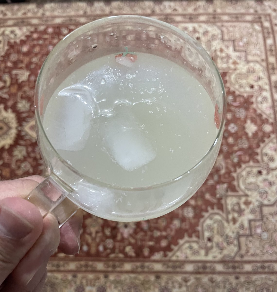 این شربت آبلیمو نیست، آبلیمو و آب و یخ و نمکه،
بعد از جیگر بندری و کله پاچه باید بخوری بشوره ببره😋