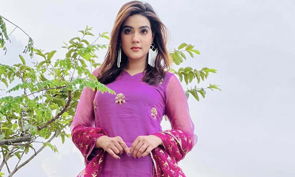 একটু আদরে আমাকে রাখো, কাকে বললেন মাহি