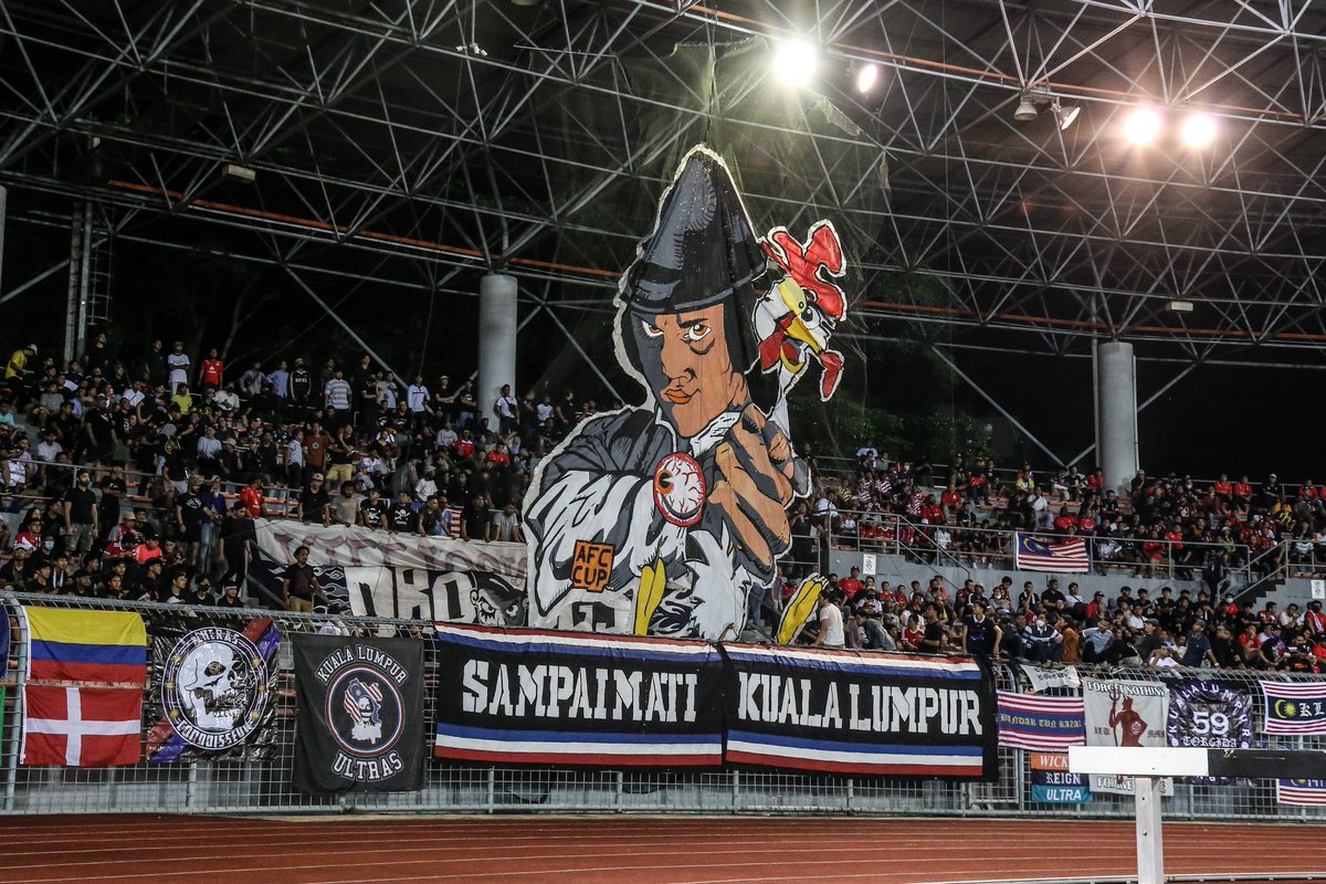 NizamArchibald's tweet photo. Lagj lawa dari tifo Arsenal yang main semi final UCL 😅 https://t.co/TkSdPUGLQK