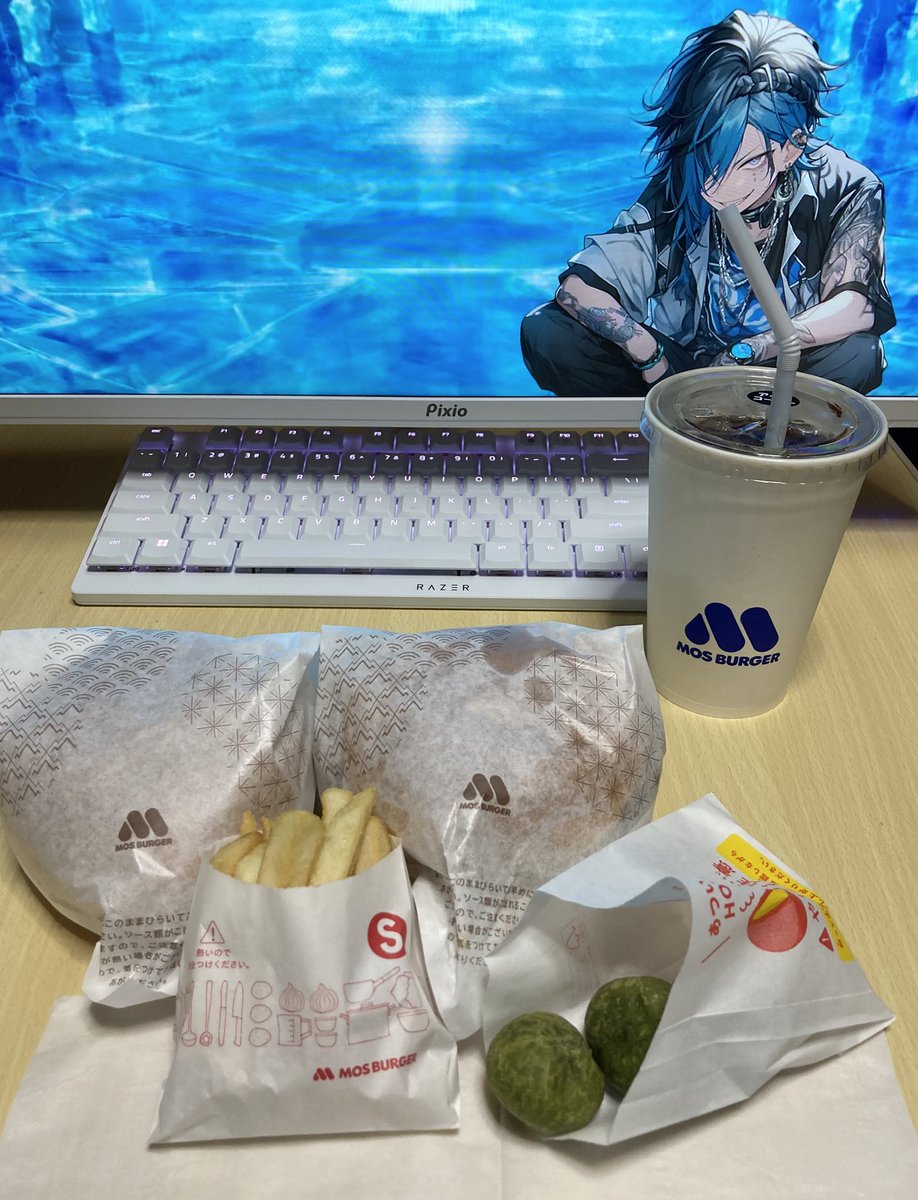 とある配信の影響でモス食べる🍔
よもぎボールも買った