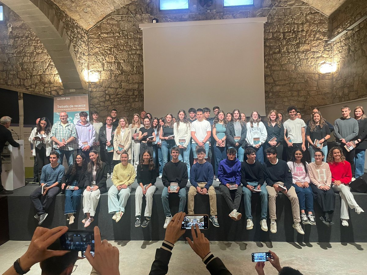 El dimarts 29 d’abril es va dur a terme l’acte de presentació del llibre de treballs de recerca del Bages i el Moianès. Una representació de l’alumnat de 2n de batxillerat que hi té publicat el resum del seu treball, va assistir a l’acte i en va poder recollir un exemplar.